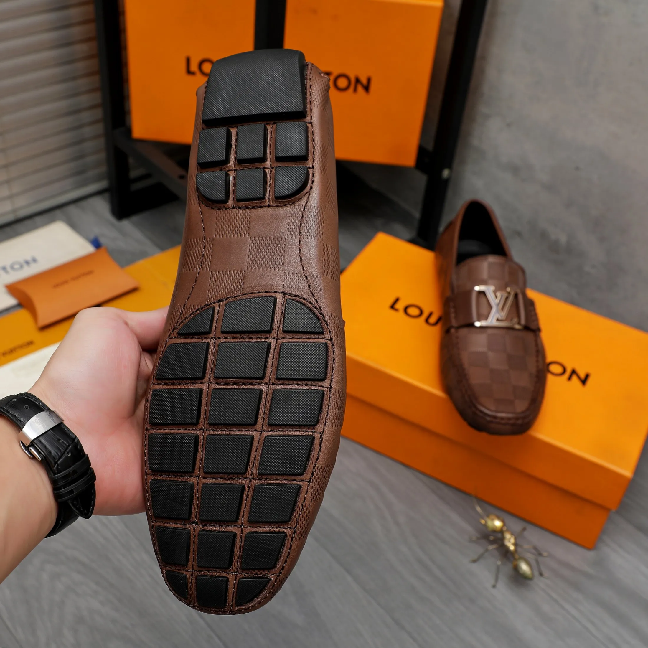 Men's shoes💰400 Product trademark: LV "Louis Vuitton" business slip-on leather shoes Regular size: 38-45 (45 is custom-made and non-returnable) Product materials: Selected high-quality cowhide embossed upper, pigskin lining, rubber outsole